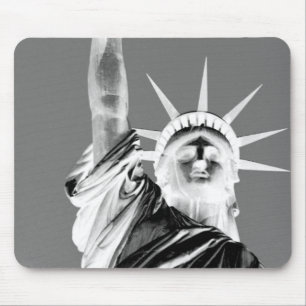 Schwarz-Weiß-Statuen der Freiheit New York City Mousepad