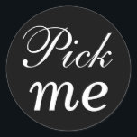 Schwarz-Weiß-Sticker Runder Aufkleber<br><div class="desc">Dieser super niedliche Aufkleber "Pick me" ist ein tolles Accessoire für jeden Geschmack,  jeden Dessert oder jeden Genuss. Befestigen Sie einfach zwei Aufkleber an einem Zahnstocher und dekorieren Sie Ihre Fingernahrung.</div>