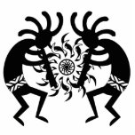 Schwarz-Weiß-Südwest-Kokopelli-Stammesonne Freistehende Fotoskulptur<br><div class="desc">Dress up your home with this black and white südwest Kokopelli skulpture. Für mehr südwestliche Dekoration besuchen Sie den Rest dieses Shops.</div>