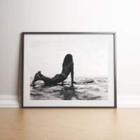 Schwarz-Weiß-Surfer-Girl im Ozean