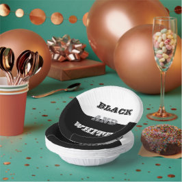 Schwarz-Weiß-Text und solide Farbgestaltung Pappteller