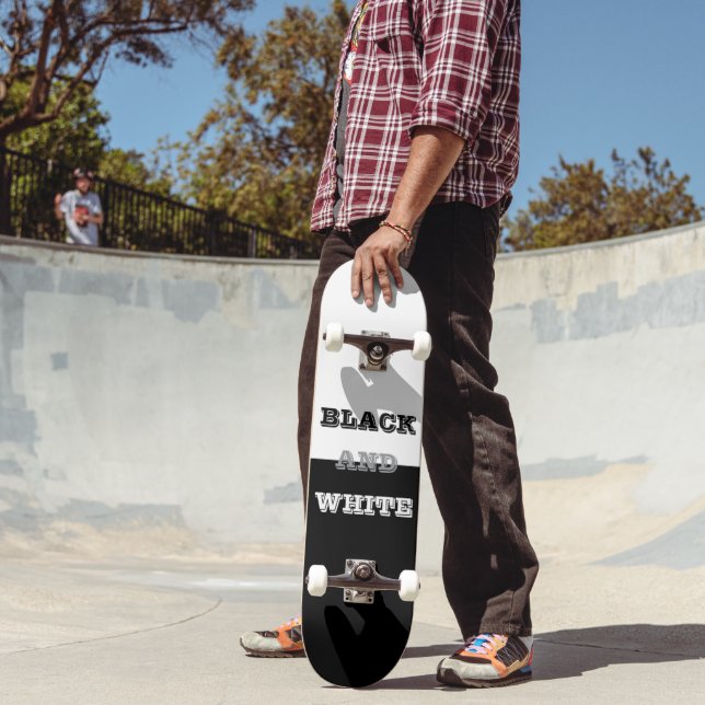 Schwarz-Weiß-Text und solide Farbgestaltung Skateboard (Außenbereich 2)