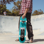Schwarz-Weiß-Tiger auf Aquamarinem Personalisiert Skateboard<br><div class="desc">Dieses coole,  aquamarin blaue Skateboard zeigt einen weißen Tiger mit schwarzen Streifen. Dieses Board ist bereit,  mit einem Namen oder einem anderen Text in weißer Schrift auf schwarzem Hintergrund personalisiert zu werden.</div>