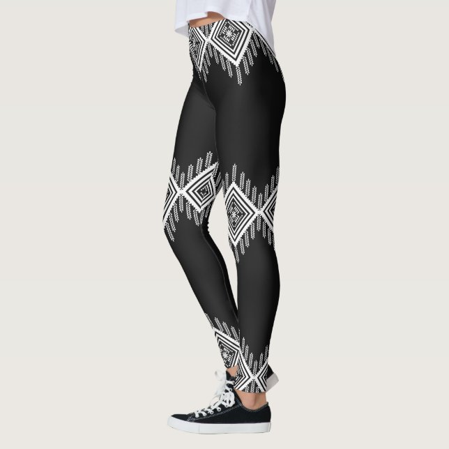 Schwarz-Weiß-Tribal Leggings (Links)