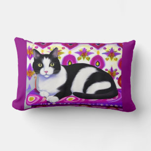 Schwarz-Weiß-Tuxedo-Katze auf Kissen