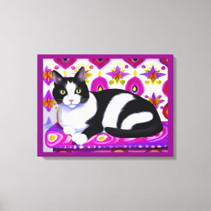 Schwarz-Weiß-Tuxedo-Katze auf Kissen Leinwanddruck