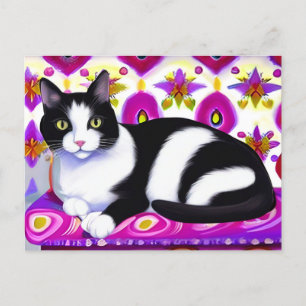 Schwarz-Weiß-Tuxedo-Katze auf Kissen Postkarte