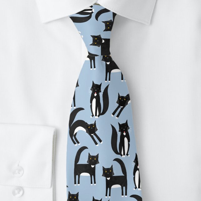 Schwarz-Weiß Tuxedo Katzen Blau Krawatte (Black and white tuxedo bicolor cat pattern neck tie on a light sky blue background)