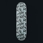 Schwarz-Weiß-Tuxedo-Katzen-Muster Skateboard<br><div class="desc">Ein niedliches Muster schwarz-weißer,  tuxedo kitty Katzen auf blauem Hintergrund für Tiere und Haustiere überall.</div>