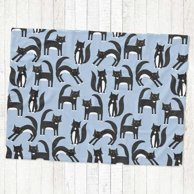 Schwarz-Weiß Tuxedo Katzenblau Fleecedecke (Black and white tuxedo cat fleece blanket on a blue background)