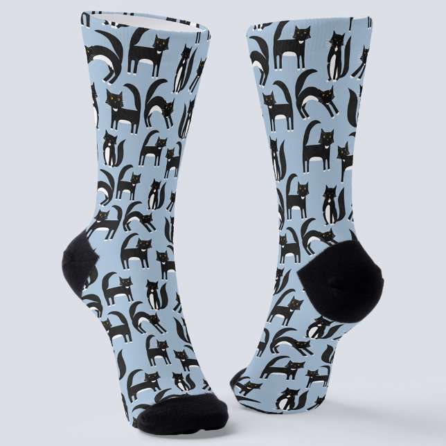 Schwarz-Weiß Tuxedo Katzenmuster Blau Socken (Black and white tuxedo cat pattern on a blue background on socks)
