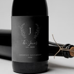 Schwarz-Weiß-Vorlage für Monogramm-Familienname Weinetikett<br><div class="desc">Individueller Monogramm Familienname und etablierte Jahr elegant elegante,  schwarz-weiße personalisierte Weinetiketten.        Ein modernes Geschenk- oder Party-Angebot für Hochzeiten,  Jubiläen,  Hauswärme,  Erntedank,  Weihnachten oder andere Veranstaltungen.</div>