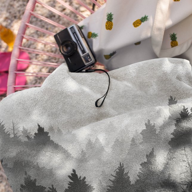 Schwarz-Weiß-Wald Landschaft Minimalistisch Strandtuch (Von Creator hochgeladen)