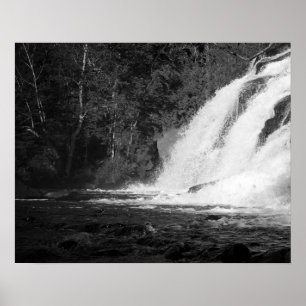 Schwarz-Weiß-Wasserfälle, die sich auf Felsen 16x2 Poster