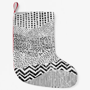 Schwarz-Weiß-Wavy-Muster. Handgezeichnet Ornament Kleiner Weihnachtsstrumpf