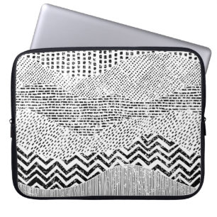Schwarz-Weiß-Wavy-Muster. Handgezeichnet Ornament Laptopschutzhülle