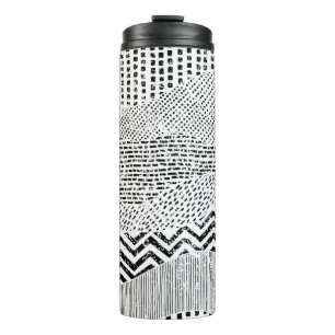 Schwarz-Weiß-Wavy-Muster. Handgezeichnet Ornament  Thermosbecher