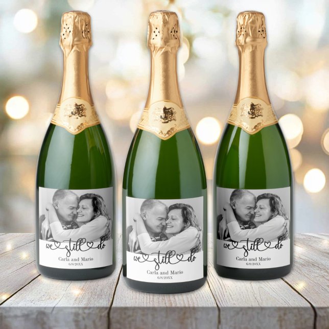 Schwarz & Weiß wir verlängern uns noch immer. (Black and White We Still Do Anniversary/Vow Renewal Sparkling Wine and Champagne Bottle Labels)