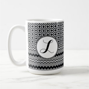 Schwarz-Weiß-Zig-Zags, Retro-Medallion-Monogramm Tasse