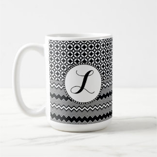 Schwarz-Weiß-Zig-Zags, Retro-Medallion-Monogramm Tasse