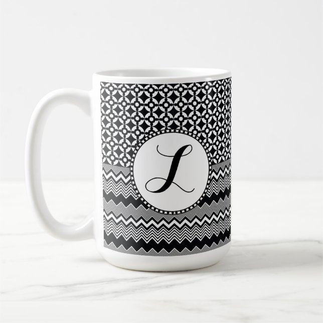 Schwarz-Weiß-Zig-Zags, Retro-Medallion-Monogramm Tasse (Links)