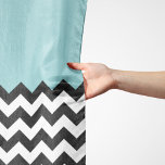 Schwarz-Weiß-Zigzag-Muster, Zickzack, blau Schal<br><div class="desc">Elegantes,  stilvolles und raffiniertes Zickzackmuster (Zickzack) in Schwarz-Weiß-Farbe auf blauem Hintergrund. Modernes und trendiges Geschenk,  perfekt für den Zickzack Liebhaber in Ihrem Leben.</div>