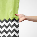 Schwarz-Weiß-Zigzag-Muster, Zickzack, grün Schal<br><div class="desc">Elegantes,  stilvolles und raffiniertes Zickzackmuster (Zickzack) in Schwarz-Weiß-Farbe auf grünem Hintergrund. Modernes und trendiges Geschenk,  perfekt für den Zickzack Liebhaber in Ihrem Leben.</div>