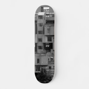 Schwarz-weiße Architektur  Skateboard