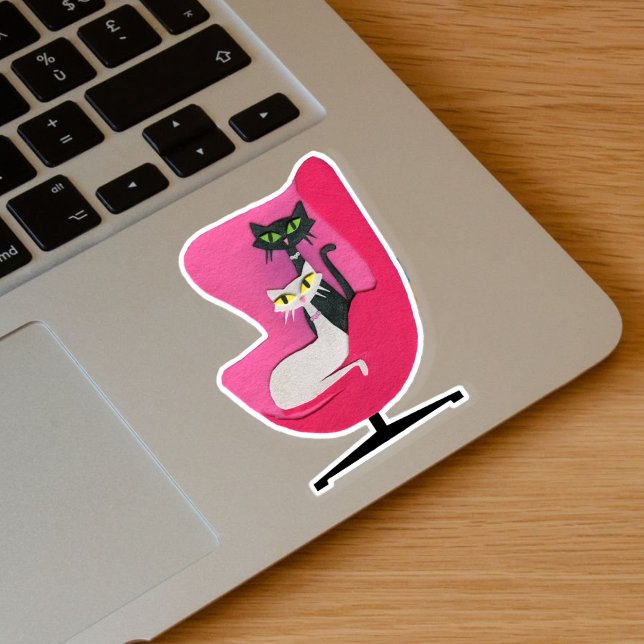 Schwarz-weiße Atomkatzen im rosa Stuhl Aufkleber (Mid century black and white cats sitting in mod hot pink chair on a vinyl sticker.)