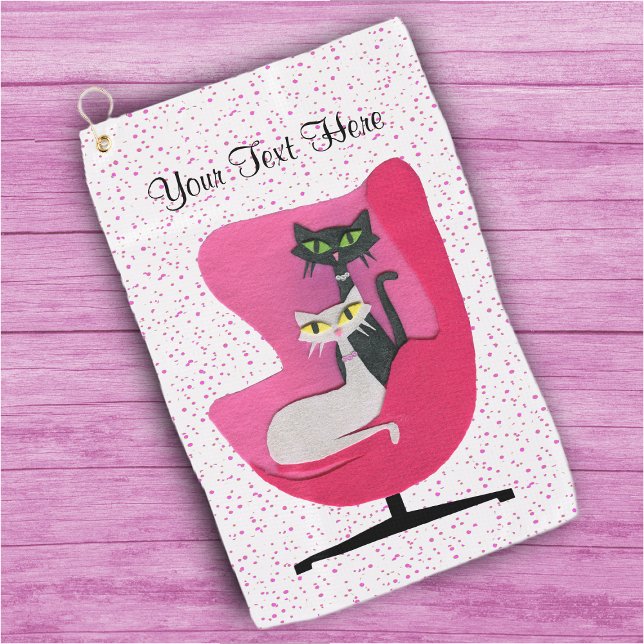 Schwarz-weiße Atomkatzen im Stuhl, rosa Punkte Golfhandtuch (Black White pretty cats in pink mid century chair on white with pink dots golf towel.)