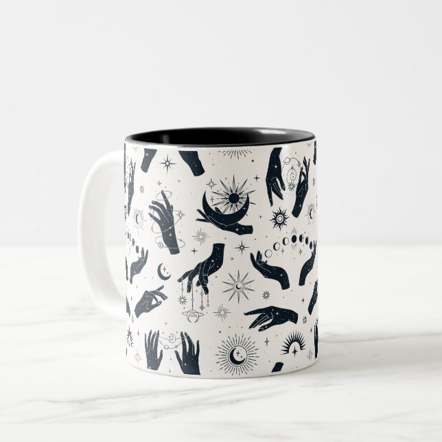 Schwarz-weiße Boho Moon-Hand Zweifarbige Tasse (Vorderseite Links)