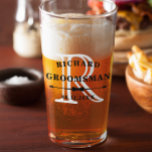 Schwarz-weiße Bow-Krawatte-Monogramm-Trauzeuge Hoc Glas<br><div class="desc">Bier Glas Gunst für Ihre Trauzeugen,  wo Sie den Bierwäscher mit dem Namen Ihres Trauzeugen und das Datum in schwarz auf ihre erste in Weiß mit einem Bugteil Krawatte personalisieren können.</div>