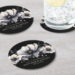 Schwarz-weiße Elegant-Hochzeit Runder Pappuntersetzer<br><div class="desc">Niedliches und einfaches Hochzeitsdesign in Schwarz-Weiß-Blume. Klassisch aber skurril mit schwarz,  grau und cremefarbenen Blume mit schwarzen Schriftart und modernen Schriftzeichen. Bearbeiten Sie den gesamten Text zu Ihren eigenen Informationen. Ideal für eine Hochzeit mit moderner Drehung,  eine klassische Winterfeier oder ein gotisches Ambiente. Eleganter Schwarz-weißer blumengeschmückter Rundpapier-Untersetzer</div>