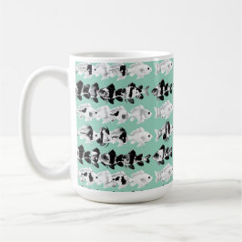 Schwarz-weiße Fische auf türkisfarbenem Hintergrun Kaffeetasse