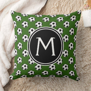 Schwarz-Weiße Fußbälle auf grünem Monogramm Kissen