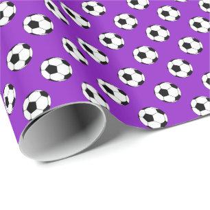 Schwarz/Weiße Fußbälle auf Lila Geschenkpapier