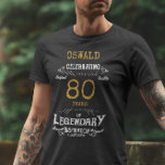 Schwarz-weiße Goldmedaillen-T - Shirt zum 80. Gebu<br><div class="desc">Feiern Sie mit Stil den 80. Geburtstag Ihres Lieben! Unser T - Shirt in Schwarz und Gold ist die perfekte Ergänzung zu ihrem besonderen Tag. Dieser weiche und komfortable T - Shirt mit einem Vintagen Stildruck lässt sie sich beim Gedenken an diesen Meilenstein sicher besonders fühlen. Egal, ob Ihr Spezialist...</div>