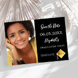 Schwarz-weiße Graduierungspartei Save The Date<br><div class="desc">Eine Foto-Save the Date-Karte für eine Graduiertenparty. vorne: Fügen Sie Ihr eigenes Foto in vertikaler Größe des Absolventen hinzu. Ein schicker schwarzer Hintergrund, weißer Text. Vorlagen für Namen und Datum. Der Name und der Text: Save the Date sind mit einem modernen handgeschriebenen Stilskript geschrieben. Mit einem modernen abstrakten Imitat Goldkappe,...</div>