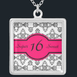 Schwarz-weiße Halskette des Damast-heißes<br><div class="desc">Hübsch im Rosa und im Schwarzweiss-Damast, ist dieser Anhänger eine große Geschenkidee für die junge Dame, die 16. Geburtstag dreht! Ausrüstungsbeschreibungen ein weißer Hintergrund mit schwarzem Damastmusterdruck. Über der Mitte des Anhängers ist ein Pinkstreifen mit einem Kreisbereich in der Mitte, getrimmt heraus in Schwarzes. Innerhalb dieses heißen Rosas ist Bereich...</div>