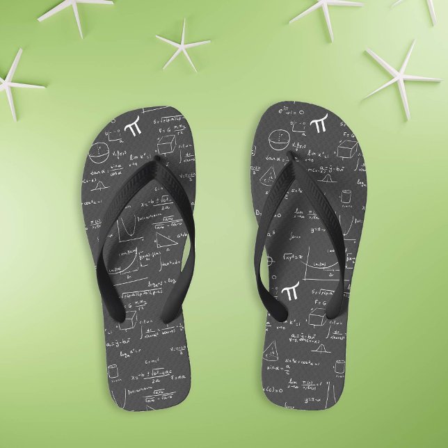 Schwarz-weiße Hand geschriebene Math-Formel-Grafik Flip Flops (Black White Hand Written Math Formula Graphics Flip Flops by Kinda Cute by Patricia Alvarez)
