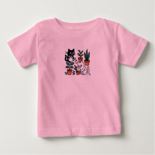 Schwarz-Weiße Katzen beim Gärtnern mit Pflanzen Baby T-shirt