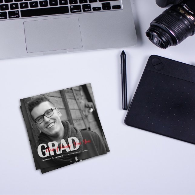 Schwarz-weiße "Klasse" des Grad-Fotos Ankündigung (Von Creator hochgeladen)