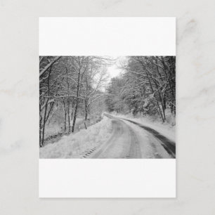 Schwarz-weiße Landstrasse mit Schnee Postkarte