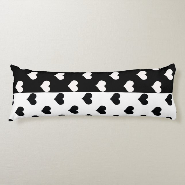 Schwarz-weiße Liebe Herzmuster Seitenschläferkissen (Vorderseite)