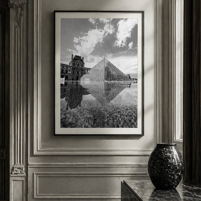 Schwarz-Weiße Louvre-Pyramide Paris Reflexion Poster (Von Creator hochgeladen)