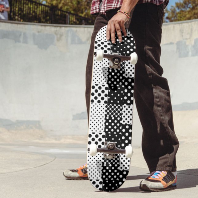 Schwarz-weiße Mode mit Punkten im Design  Skateboard (Von Creator hochgeladen)