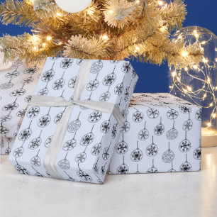 Schwarz-weiße moderne Schneeflocken blaues Weihnac Geschenkpapier