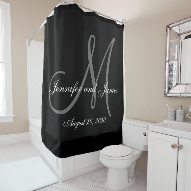 Schwarz-weiße Monogram Newlyweds-Namen Hochzeit Duschvorhang (Beispiel)