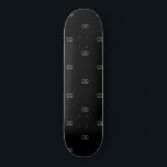 Schwarz-weiße Monogramm-Initialen minimalistisch Skateboard<br><div class="desc">Ein stilvoller schwarzer Hintergrund,  der mit Ihren Monogramm-Initalien als Muster dekoriert ist. Weiße Buchstaben. Für ihn und sie.</div>