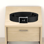 Schwarz-weiße Monogramm-Initittien Name minimalist Gürtel<br><div class="desc">Ein klassisch schicker schwarzer Hintergrund. Personalisieren Sie Ihre Monogramm-Initialen und Ihren Namen und fügen Sie sie hinzu. Modern,  trendig und einfach.</div>